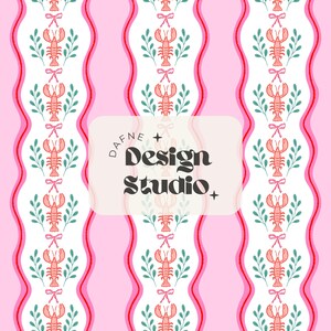 Pode incluir: Um padrão sem costura rosa e branco com linhas onduladas vermelhas. O padrão apresenta uma lagosta com gravata borboleta, folhas verdes e uma faixa branca com o texto "DAFNE Design Studio".