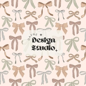 Puede incluir: Un patrón de lazos variados en tonos beige, gris y verde sobre un fondo rosa claro. Los lazos tienen diferentes estilos y texturas, algunos con adornos de encaje. El texto "DAFNE + Design Studio" está en el centro.
