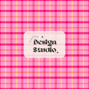 Puede incluir: Un fondo con patrón de cuadros rosa que presenta una etiqueta rectangular blanca de esquinas redondeadas en el centro, con el texto negro Dafne Design Studio e iconos de estrellas de cuatro puntas sobre y bajo el nombre.