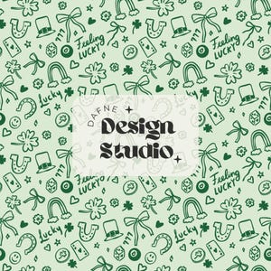 Puede incluir: Un patrón verde claro con varias ilustraciones temáticas del Día de San Patricio. El diseño incluye tréboles, arcoíris, herraduras, sombreros de copa, dados y los textos "Feeling Lucky" y "Lucky". El centro presenta "DAFNE Design Studio".