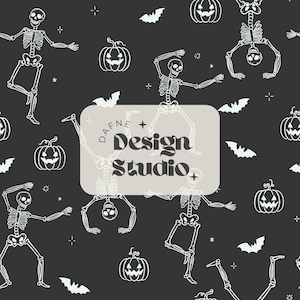 Puede incluir: Un patrón repetitivo sobre un fondo gris oscuro presenta esqueletos blancos en varias poses, calabazas blancas, murciélagos y estrellas. Un rectángulo gris claro en el centro contiene el texto "DAFNE + Design Studio".