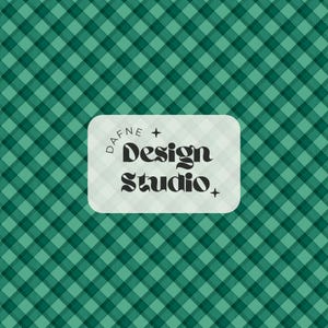 Puede incluir: Un gráfico digital con un patrón de cuadros diagonales repetitivo en tonos verde oscuro y claro. En el centro, una etiqueta rectangular blanca de esquinas redondeadas muestra el texto negro "Dafne Design Studio" y dos pequeñas estrellas.