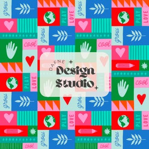Puede incluir: Un patrón colorido con formas geométricas, incluyendo corazones, estrellas y hojas. Las palabras "cool", "grow", "play", "love" y "DAFNE Design Studio" están incluidas en el patrón.