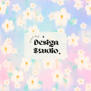 Puede incluir: Un diseño floral pastel con flores blancas y centros amarillos sobre un fondo azul y rosa suave. La imagen presenta el texto "DAFNE + Design Studio" en una fuente audaz y elegante, dentro de un rectángulo blanco.