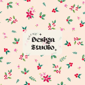 Puede incluir: Patrón repetitivo de flores y bayas en acuarela en tonos rosa, rojo y verde sobre un fondo melocotón claro. El texto "DAFNE + Design Studio" se muestra en un rectángulo blanco.