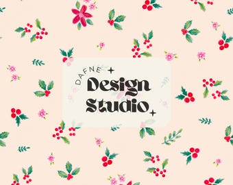 Könnte beinhalten: Ein sich wiederholendes Muster aus Aquarellblumen und -beeren in Rosa-, Rot- und Grüntönen auf hellpfirsichfarbenem Hintergrund. Der Text "DAFNE + Design Studio" wird in einem weißen Rechteck angezeigt.