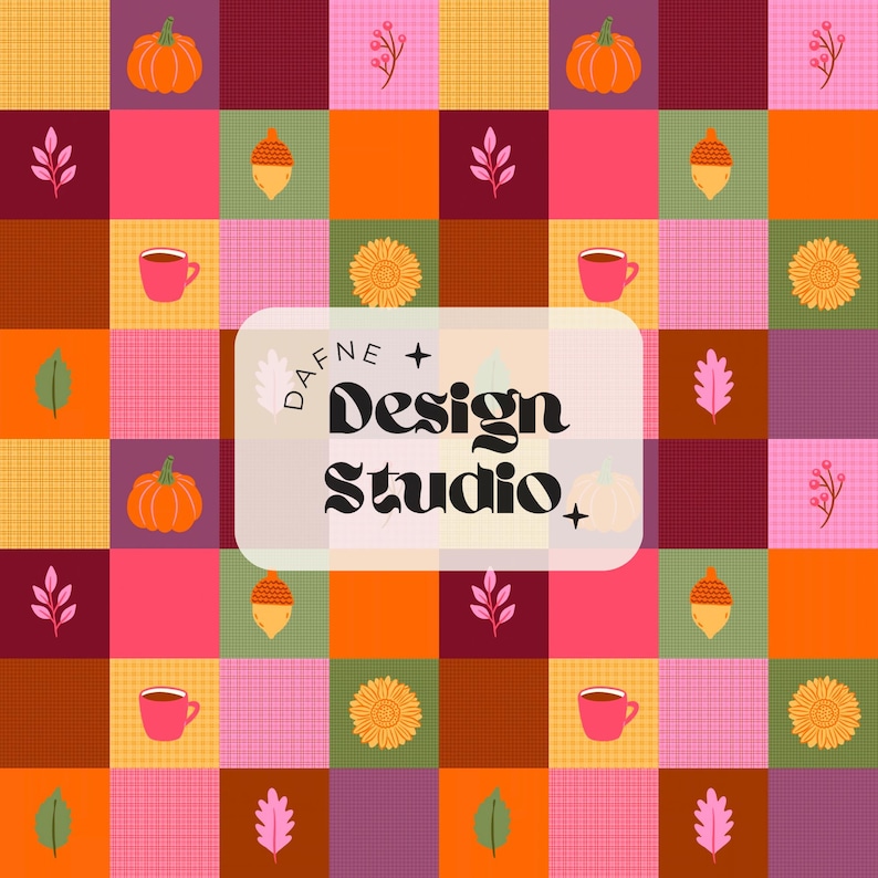 Puede incluir: Un patr&oacute;n de cuadr&iacute;cula con cuadrados alternos en tonos naranja, rosa, amarillo y marr&oacute;n. Cada cuadrado contiene una peque&ntilde;a ilustraci&oacute;n de una calabaza, bellota, girasol, taza de caf&eacute; u hoja. El texto Dafne Design Studio est&aacute; centrado.