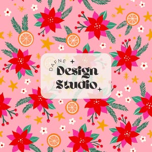 Puede incluir: Un patrón repetitivo sobre fondo rosa con flores de pascua rojas, ramas de pino verdes, rodajas de naranja, pequeñas flores blancas y estrellas amarillas. Una etiqueta rectangular blanca central muestra el texto Dafne Design Studio.