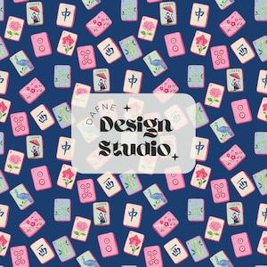 Puede incluir: Un fondo azul oscuro con un patrón repetitivo de fichas de Mahjong ilustradas con flores rosas, bambú verde, pavos reales azules y monos con paraguas rojos, con el texto Dafne Design Studio situado en el centro de la imagen.