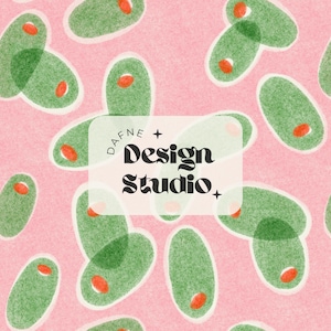 Peut inclure: Un fond rose avec un motif répétitif de formes ovales vertes avec des accents rouges. Le texte "DAFNE + Design Studio" est centré dans un rectangle rose clair.
