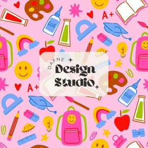 Puede incluir: Un fondo rosa con un patrón repetido de útiles escolares y elementos de diseño. El patrón incluye mochilas, lápices, botes de pegamento, paletas de pintura y el texto "DAFNE + Design Studio +."