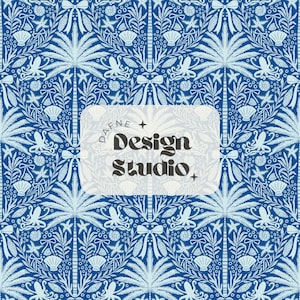 Puede incluir: Un patrón sin costuras azul y blanco con palmeras, conchas, lazos e ilustraciones de pulpos. El patrón está rodeado por un rectángulo blanco con el texto "DAFNE Design Studio+"