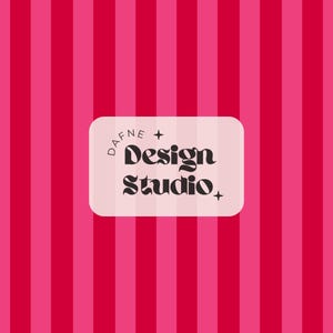 Puede incluir: Fondo a rayas rosas y rojas con un rectángulo blanco redondeado en el centro. El rectángulo contiene el texto "DAFNE + Design Studio" en negro, con una fuente estilizada.
