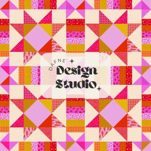 Puede incluir: Un edredón colorido con un patrón de estrellas, con telas rosas, rojas, amarillas y crema. El diseño incluye formas geométricas y motivos florales. El texto "DAFNE + Design Studio" es visible en el centro.