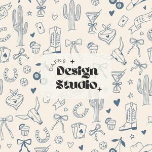 Puede incluir: Un patrón crema con botas de vaquero, cactus, naipes, lazos y copas de cóctel en contorno azul. Las palabras "DAFNE + Design Studio" están en el centro de la imagen.