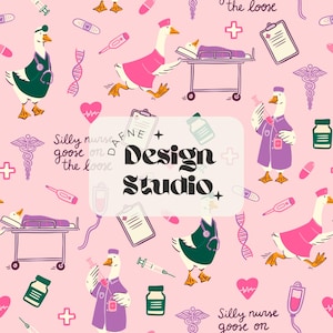 Könnte beinhalten: Ein skurriles Muster mit Cartoon-Gänsen in Krankenschwester-Uniformen, medizinischen Geräten und dem Text "Design Studio" auf rosa Hintergrund. Die Gänse sind mit Stethoskopen, Spritzen und beim Schieben von Krankenhausbetten dargestellt. Weitere Elemente sind medizinische Symbole und der Satz "Silly nurse goose on the loose."