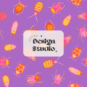 Puede incluir: Un fondo morado con un patrón repetitivo de varios escarabajos coloridos en tonos rosa, naranja y amarillo. Una etiqueta rectangular blanca central muestra el texto negro "DAFNE Design Studio" con pequeños iconos de estrellas.
