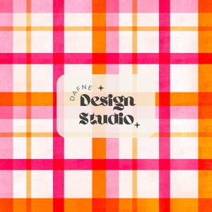Può includere: Un vivace e colorato motivo a quadri nei toni del rosa, arancione e bianco. Il design presenta linee intersecanti che creano un effetto a griglia. Una forma rettangolare bianca con angoli arrotondati sovrappone il motivo, mostrando il testo "DAFNE + Design Studio +" in nero.