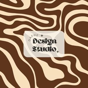 Puede incluir: Diseño abstracto con un patrón ondulado marrón y beige. Un rectángulo blanco con el texto "DAFNE + Design Studio" está superpuesto al patrón. El diseño tiene una estética retro.