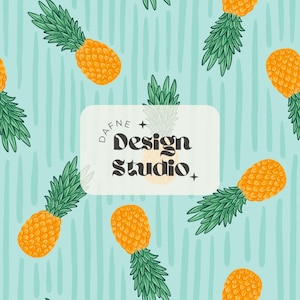 Op de afbeelding: Een herhalend patroon van oranje ananassen met groene bladeren op een lichtblauwe achtergrond met verticale lijnen. Een witte rechthoek in het midden bevat de tekst "DAFNE + Design Studio +" in zwart.