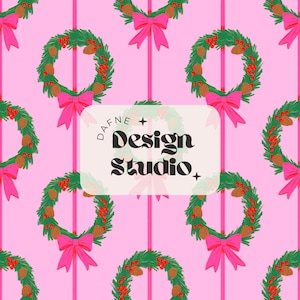 Op de afbeelding: Een herhalend patroon van kerstkransen met roze strikken en verticale roze strepen op een roze achtergrond. De kransen zijn groen met rode bessen en dennenappels. De tekst "DAFNE + Design Studio" staat in een witte rechthoek.