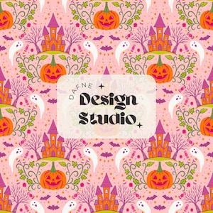Puede incluir: Un patrón repetitivo sobre un fondo rosa claro con calabazas naranjas, casas encantadas moradas, fantasmas blancos, murciélagos y dulces. Un recuadro rectangular blanco central muestra el texto negro DAFNE DESIGN STUDIO.