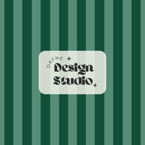 Puede incluir: Un diseño con un fondo a rayas verdes y turquesas. Un rectángulo redondeado gris claro en el centro contiene las palabras "DAFNE + Design Studio" en una fuente oscura.