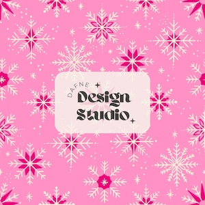 Puede incluir: Fondo rosa con un patrón repetitivo de copos de nieve blancos y magenta. El diseño incluye el texto "DAFNE + Design Studio" en un rectángulo blanco.