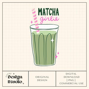 Puede incluir: Ilustración digital de una bebida de matcha en un vaso alto con una pajita a rayas rosas y blancas. Las palabras "MATCHA girlie" están escritas encima del vaso en verde y rosa. El diseño incluye estrellas rosas y está sobre un fondo de cuadrícula.