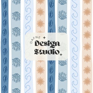 Puede incluir: Patrón repetitivo con rayas verticales en tonos azules, beige y blanco. El diseño incluye ilustraciones estilizadas de conchas marinas, corales, soles y olas. El texto "DAFNE + Design Studio" está centrado en la imagen.