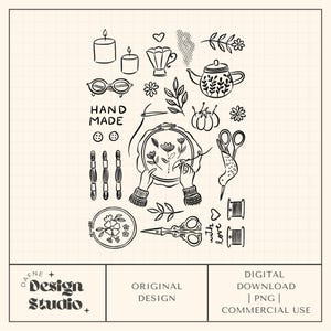Puede incluir: Ilustración en blanco y negro con elementos de costura y artesanía. Incluye una tetera, velas, tijeras, un bastidor de bordado, carretes de hilo y el texto "HAND MADE".