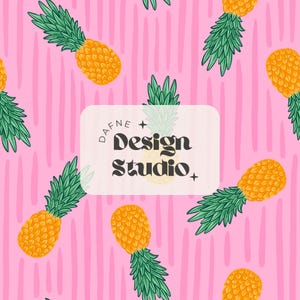 Puede incluir: Un patrón repetido de piñas amarillas con copas verdes sobre un fondo rosa con rayas rosas verticales. El texto "DAFNE + Design Studio +" está en un rectángulo blanco.
