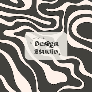 Può includere: Design astratto con un motivo a spirale in nero e bianco sporco. Il testo "DAFNE + Design Studio" è visualizzato in un rettangolo. Il design ha un'estetica retrò, che ricorda gli anni '70.