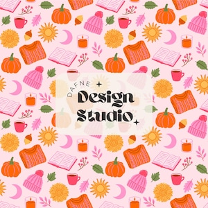 Puede incluir: Patrón repetitivo de ilustraciones con temática otoñal sobre fondo rosa. El diseño incluye calabazas, girasoles, suéteres, gorros, libros, velas y tazas de café. También está presente el texto "DAFNE + Design Studio".