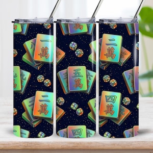 Può includere: Un bicchiere cilindrico con coperchio e cannuccia caratterizzato da un motivo ripetuto di tessere del Mahjong e dadi su sfondo blu scuro. Le tessere presentano superfici iridescenti con sfumature di colore, caratteri cinesi e numeri.