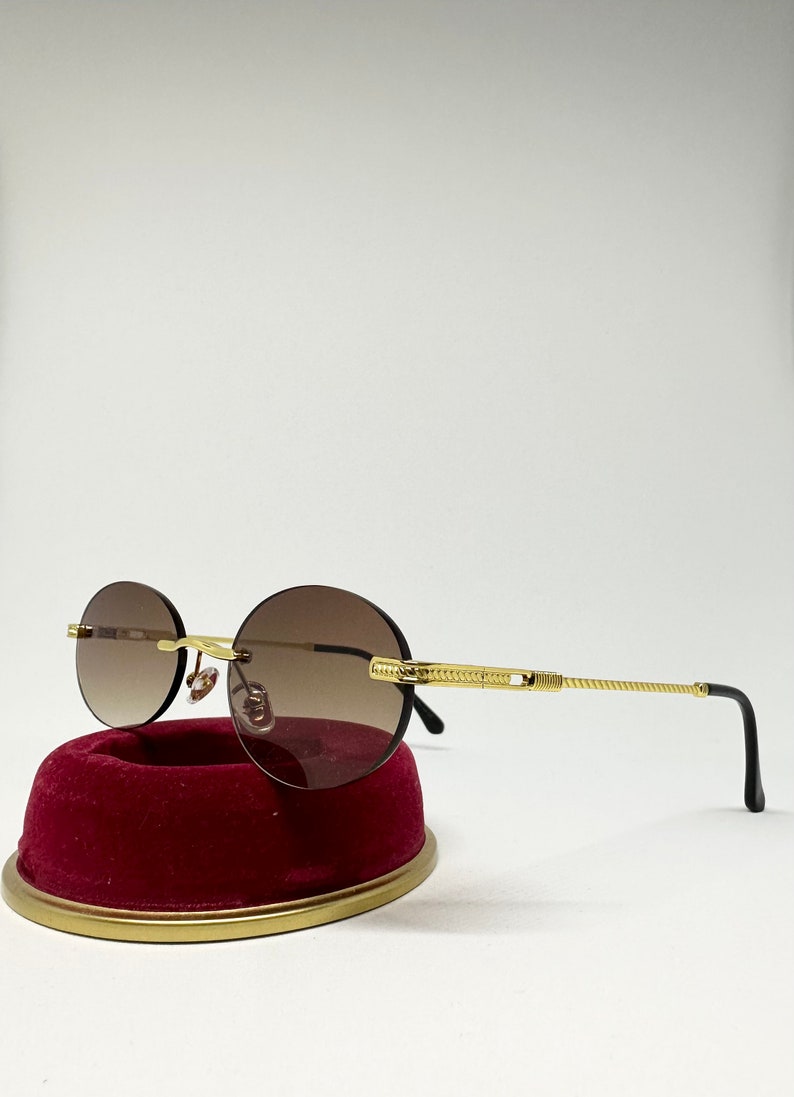 lunettes de soleil classique tendance de luxe image 4