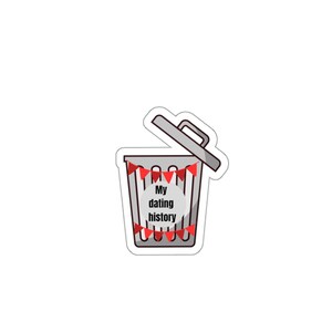 Puede incluir: Un cubo de basura gris con una tapa blanca y una guirnalda roja y blanca que dice "Mi historial de citas".