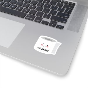 Puede incluir: Un rollo de papel higiénico blanco con una cara de dibujos animados y el texto "OH SHART" en una computadora portátil plateada.