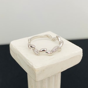 Leaf Band Ring, Sterling Silver Leaf Ring, Leaf Ring, Thin Silver Ring, Floral Ring, Silver Stacking Ring, Circle Ring, Nature Ring.