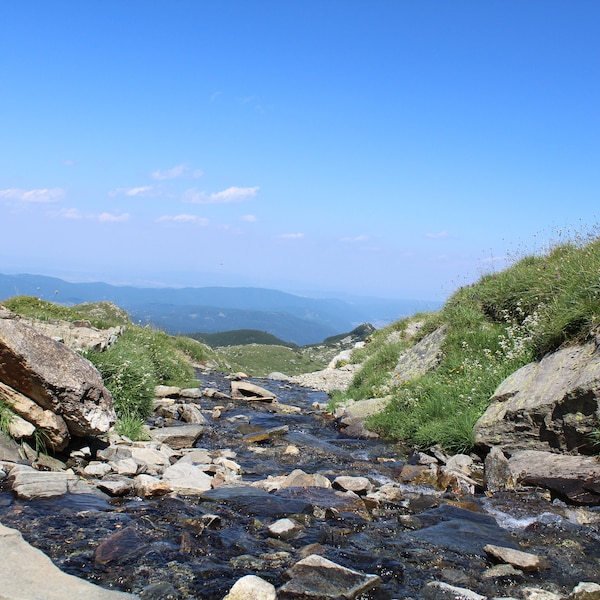 Riverside serenity, majestic mountain escape