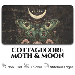 Tapis de jeu Cottagecore papillons de nuit et croissant de lune, tapis TCG floral mystique pour Magic : The Gathering, Lorcana et jeux de cartes, art de la nature fantastique bohème