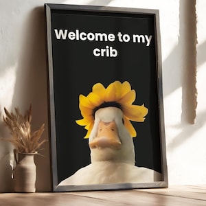 Welcome To My Crib Poster anatra, Poster anatra divertente, Arte murale meme, Decorazione per culle MTV, Umorismo assurdo, Estetica surreale strana, Decorazione per la casa caotica