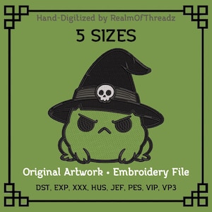 Könnte beinhalten: Ein grüner Cartoonfrosch mit einem schwarzen Hexenhut mit einem Totenkopf-Emblem. Das Bild enthält den Text "Hand-Digitized by RealmOfThreadz", "5 SIZES" und "Original Artwork • Embroidery File".