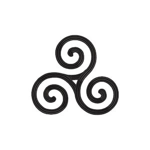 Può includere: Un simbolo triskel nero, un design celtico con tre spirali interconnesse. Il simbolo è centrato su uno sfondo bianco. Le spirali sono spesse e hanno una forma arrotondata.