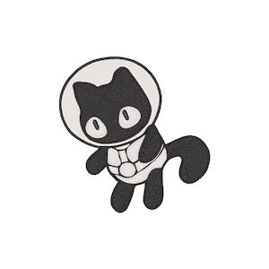 Puede incluir: Parche bordado con un gato negro que lleva un casco y un traje de astronauta blancos. El gato tiene ojos grandes y ovalados y una cola curvada. El diseño está sobre un fondo blanco.