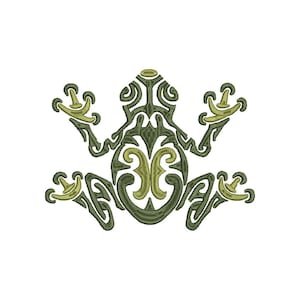 Op de afbeelding: Een geborduurd kikkerontwerp in groen- en geelgroentinten. De kikker is gestileerd met ingewikkelde patronen en details, tegen een witte achtergrond. Het ontwerp is waarschijnlijk voor kleding of woondecoratie.