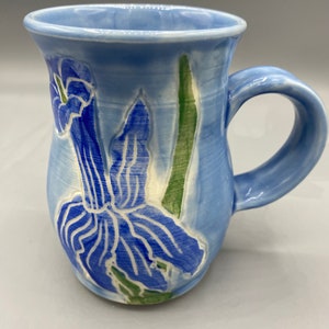 Svoboda Pottery, tazza in ceramica con iris blu, realizzata a mano e intagliata. I fiori intagliati hanno un design originale e sono cotti sul cono 6. Il fondo è blu.