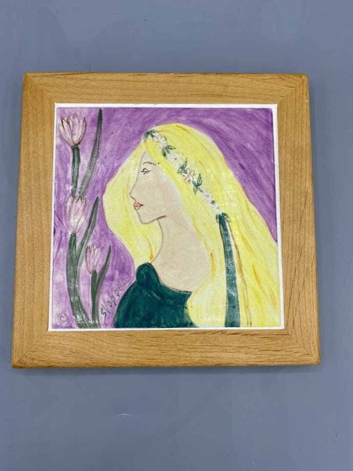 Sottopentola in ceramica disegnata e dipinta a mano. Questo pezzo è un'opera d'arte originale in cui mi diverto a dipingere su una piastrella di argilla. 8x8 pollici. Argilla