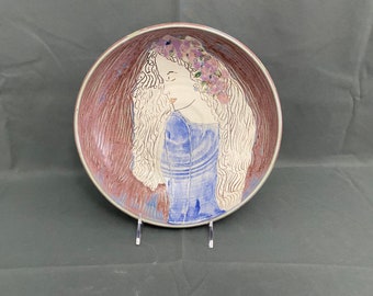 Lady Bowl è un disegno originale in ceramica disegnata a mano, intagliata e lanciata ed è largo 10,25x2,5 pollici e profondo creato da Svoboda Pottery.