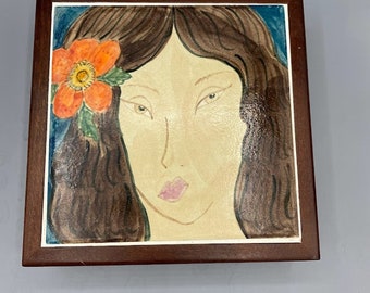 Scatola per piastrelle in argilla con disegno originale di donna creata da Svoboda Pottery. Questo è 7x7 pollici con una piastrella di argilla da 6 pollici cotta sul cono 04.